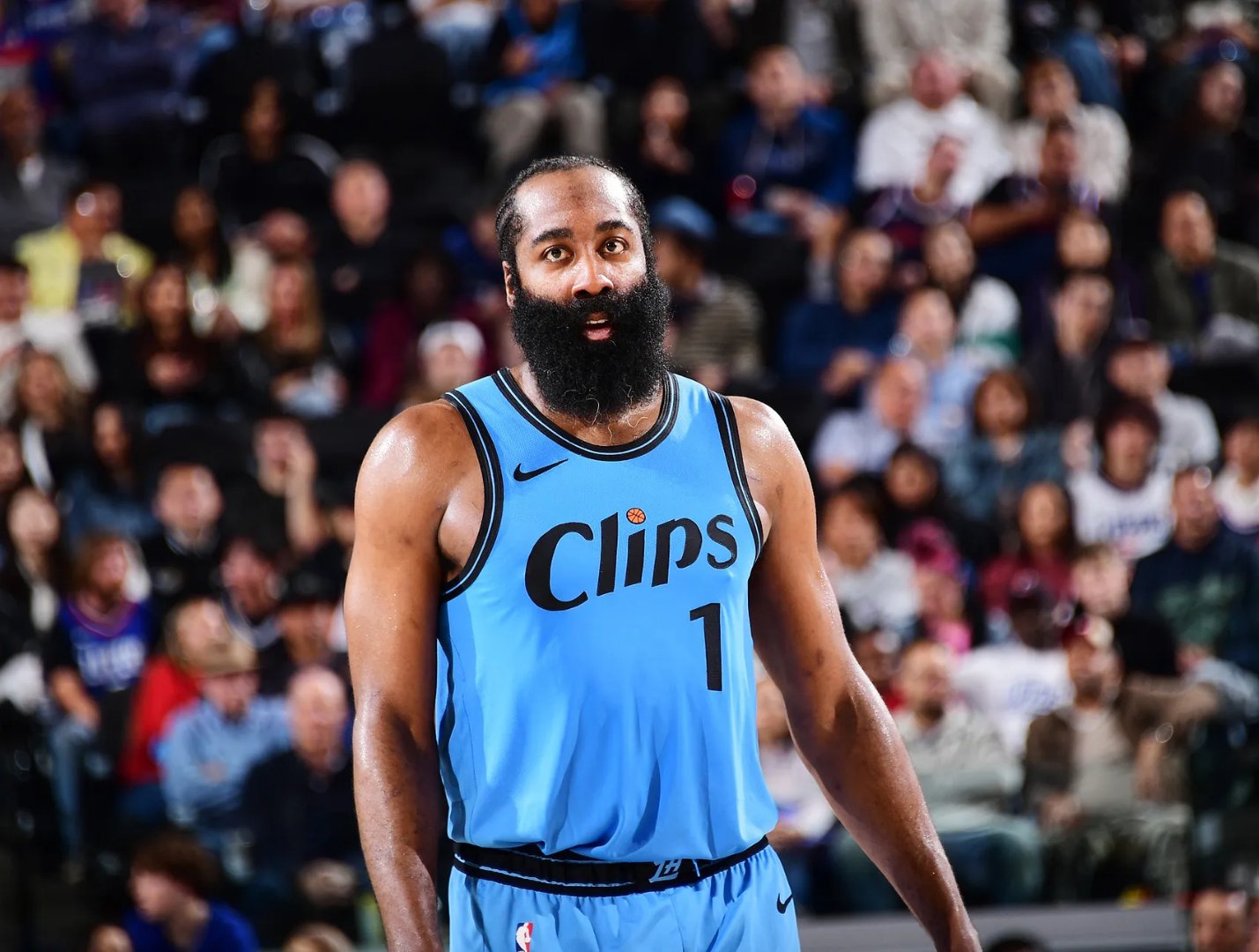 爱游戏APP-快船观众热烈欢呼！，C罗迎来十五赛季出色发挥观众掌声雷动(c罗跨年)