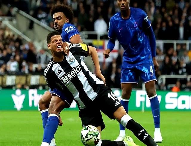 爱游戏下载-西汉姆迎英超关键赛；今晚队长鼓劲；气氛紧张；纪律约束更严格(英超联赛西汉姆)